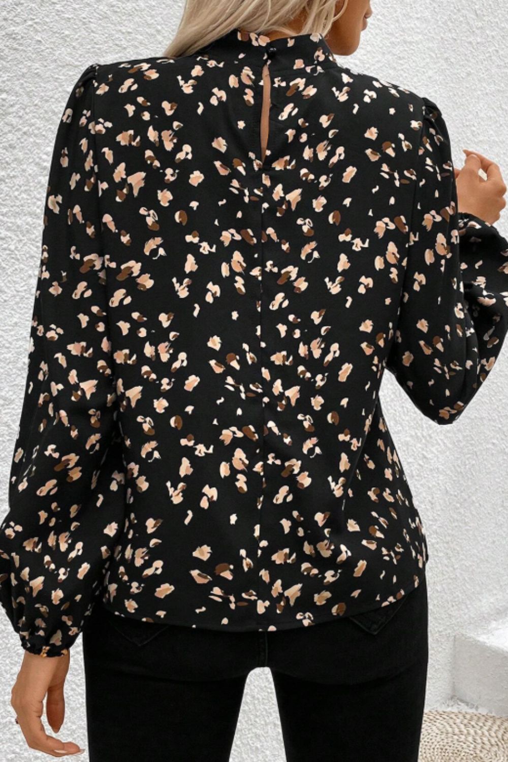 Blusa estampada con cuello alto y mangas abullonadas