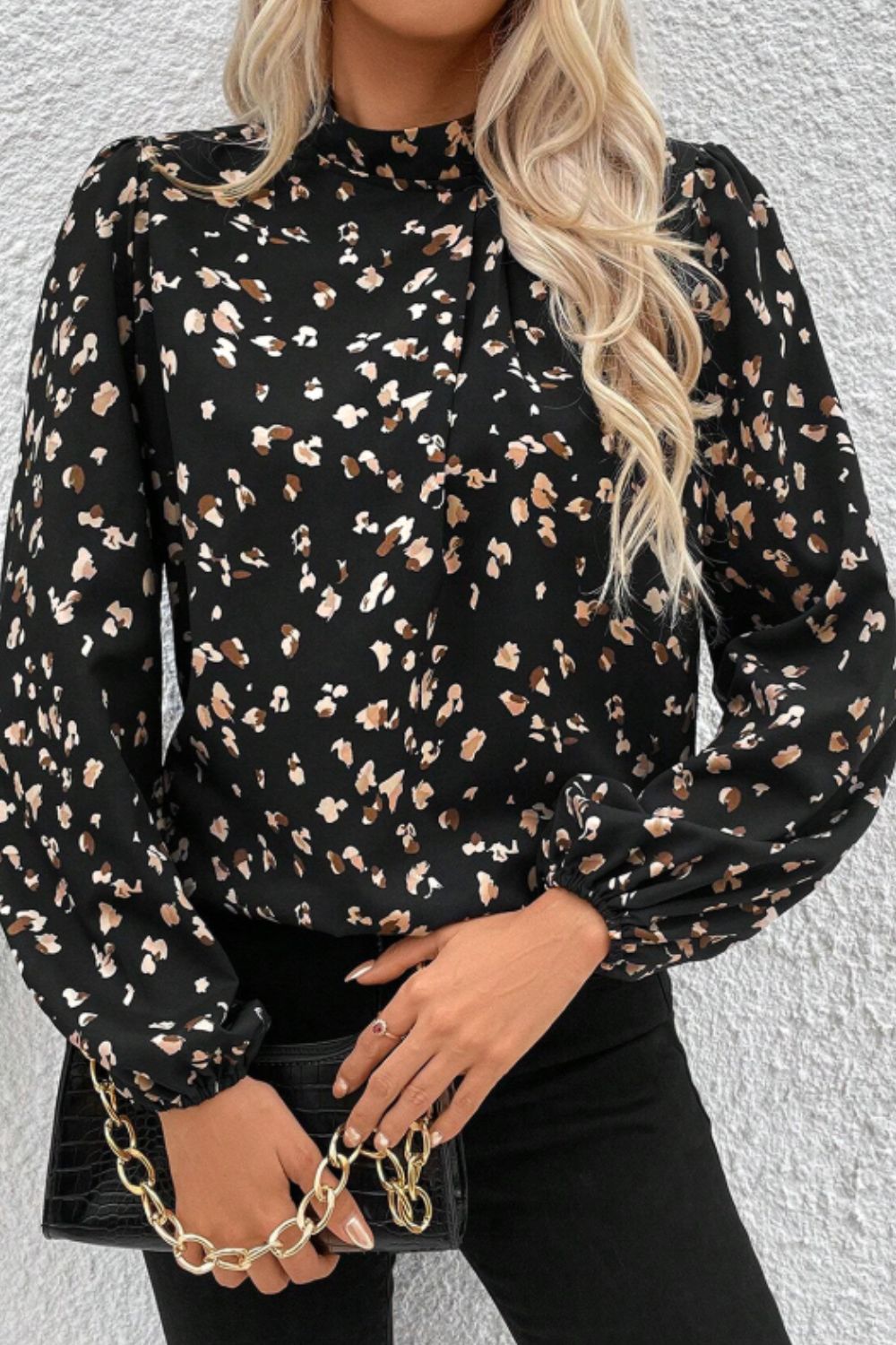 Blusa estampada con cuello alto y mangas abullonadas