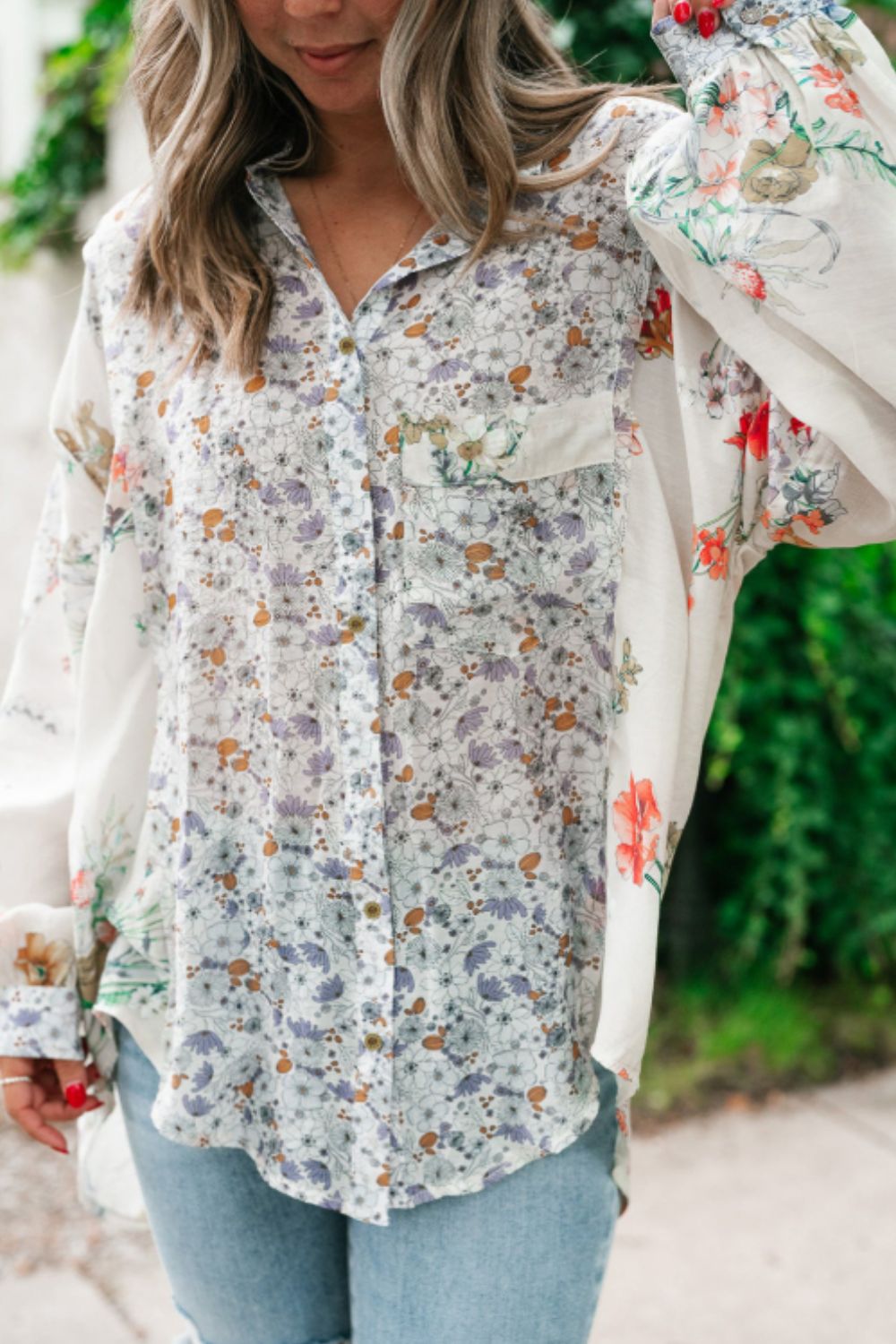 Camisa de manga larga con cuello alto y estampado floral