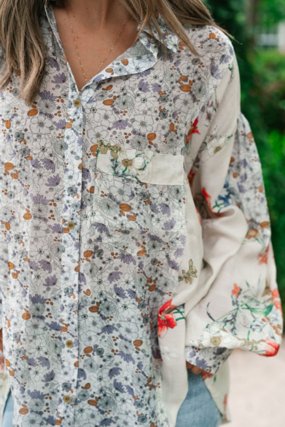 Camisa de manga larga con cuello alto y estampado floral