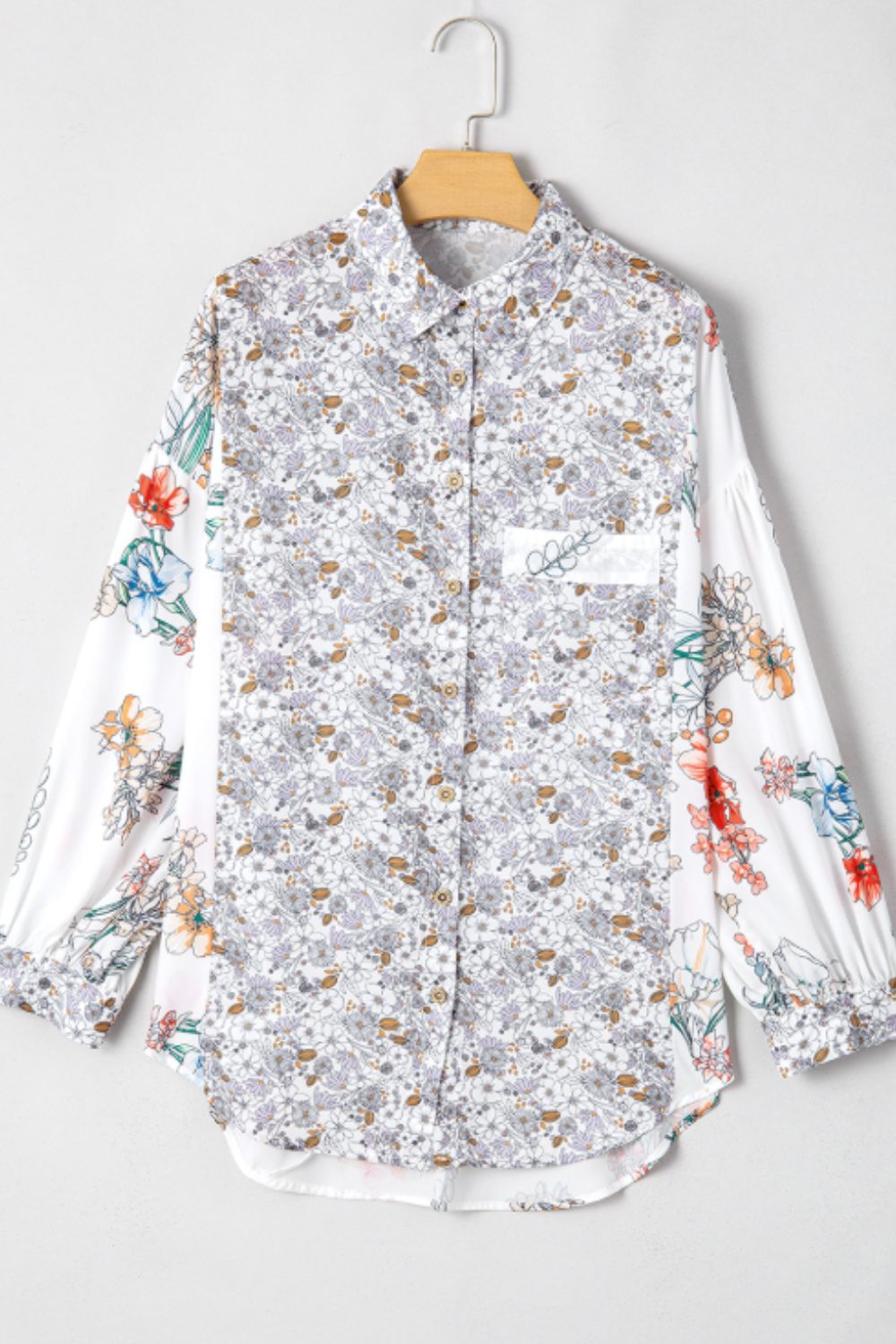 Camisa de manga larga con cuello alto y estampado floral